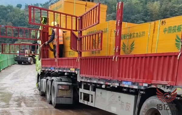 建筑模板小紅板云南工地卸車(chē)圖